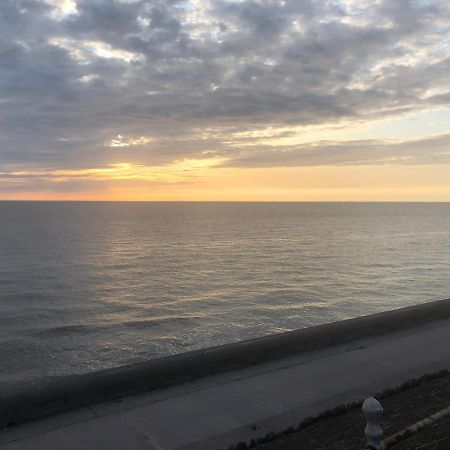 Town Center Large 2 Bedroom Apartment- Sleeps Up To 6 - Dogs Welcome - 2 Minutes From Train Station Blackpool Extérieur photo