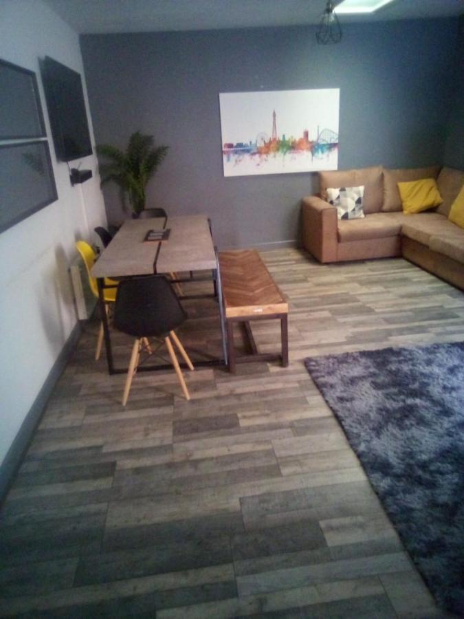 Town Center Large 2 Bedroom Apartment- Sleeps Up To 6 - Dogs Welcome - 2 Minutes From Train Station Blackpool Extérieur photo