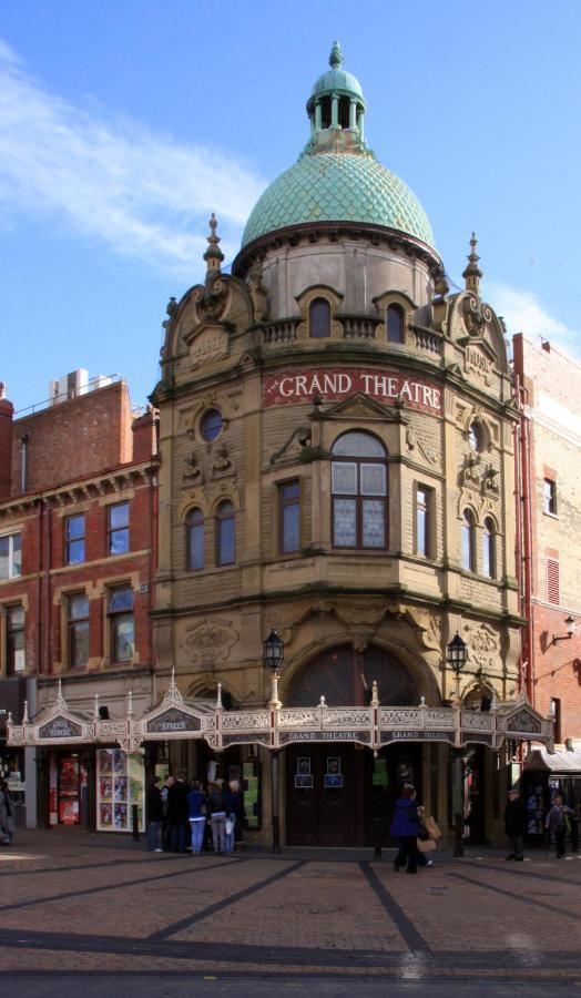 Town Center Large 2 Bedroom Apartment- Sleeps Up To 6 - Dogs Welcome - 2 Minutes From Train Station Blackpool Extérieur photo