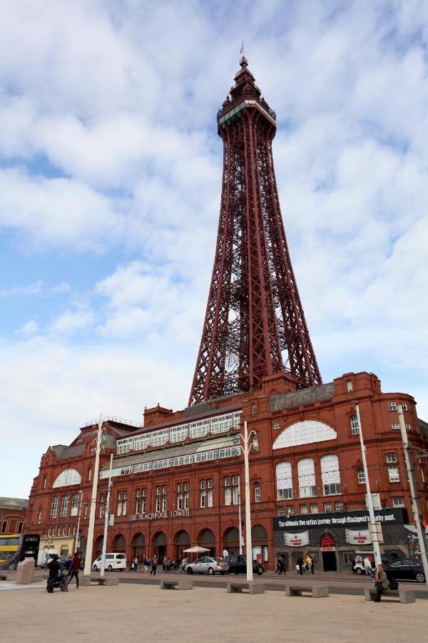 Town Center Large 2 Bedroom Apartment- Sleeps Up To 6 - Dogs Welcome - 2 Minutes From Train Station Blackpool Extérieur photo