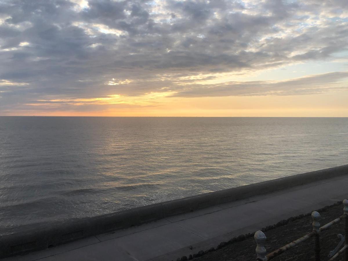 Town Center Large 2 Bedroom Apartment- Sleeps Up To 6 - Dogs Welcome - 2 Minutes From Train Station Blackpool Extérieur photo