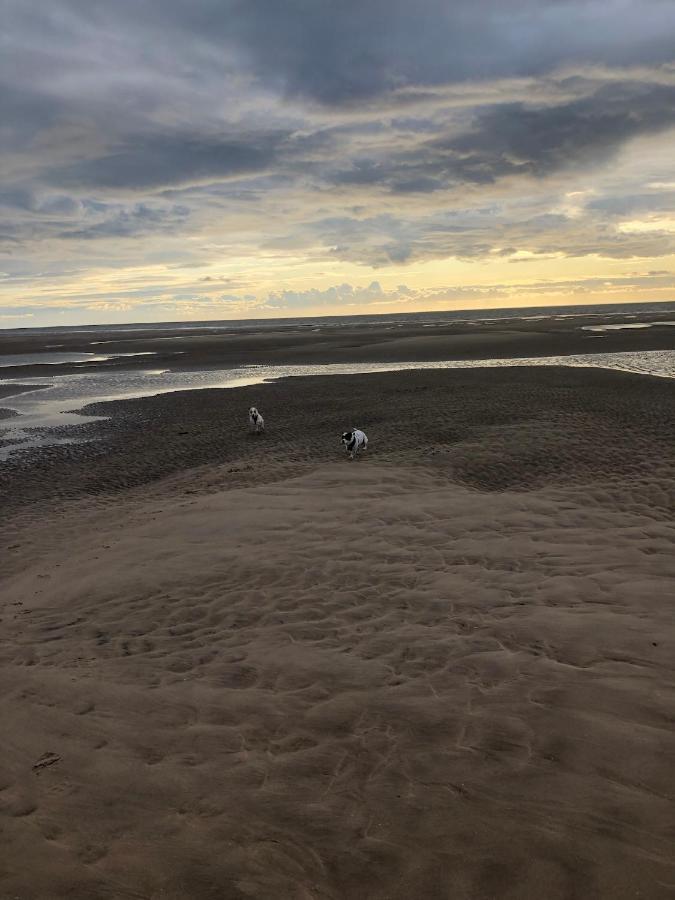 Town Center Large 2 Bedroom Apartment- Sleeps Up To 6 - Dogs Welcome - 2 Minutes From Train Station Blackpool Extérieur photo